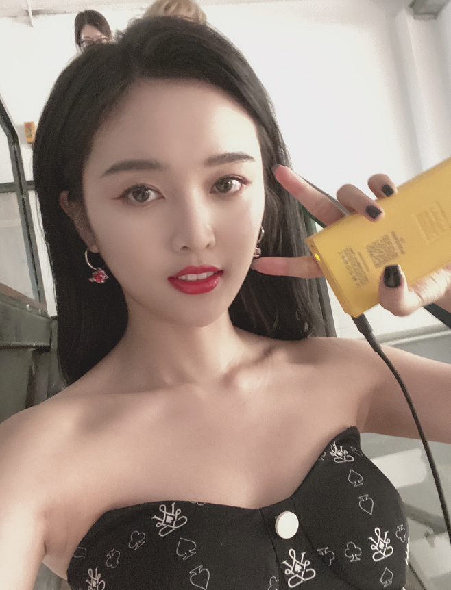 吴宣仪分享大片花絮图,浓妆烈焰红唇太吸睛