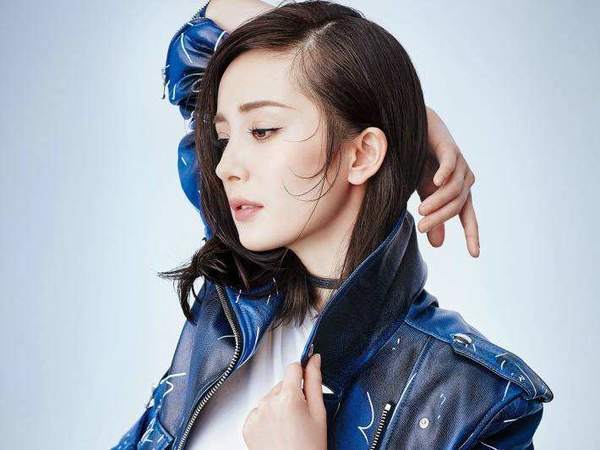 杨幂挑战微醺妆，红红脸蛋配可爱双马尾太显嫩了