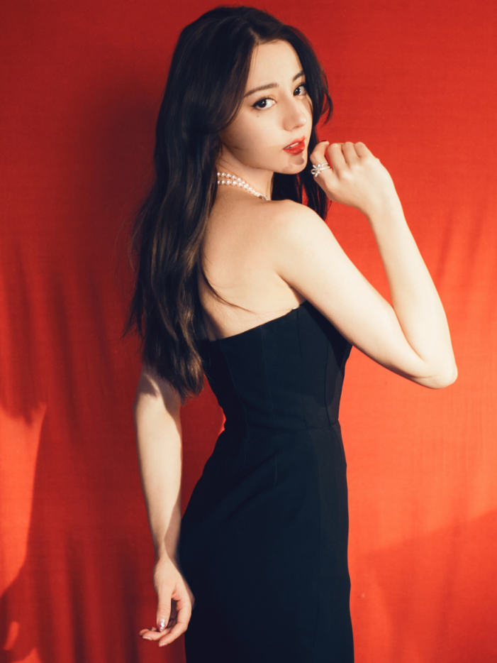 迪丽热巴穿婚纱,别人都穿高跟鞋,但是她上来就直接运动鞋