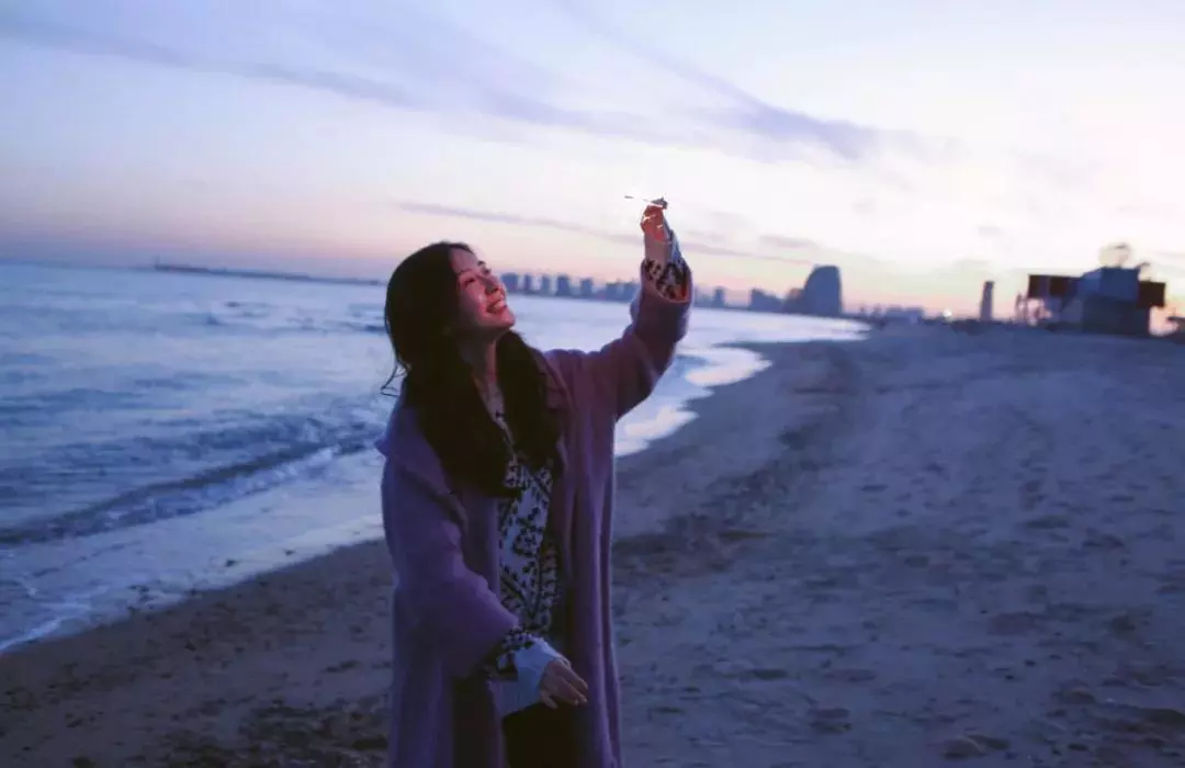 在厨房公公突然挺入 在厨房爽湿了一大片