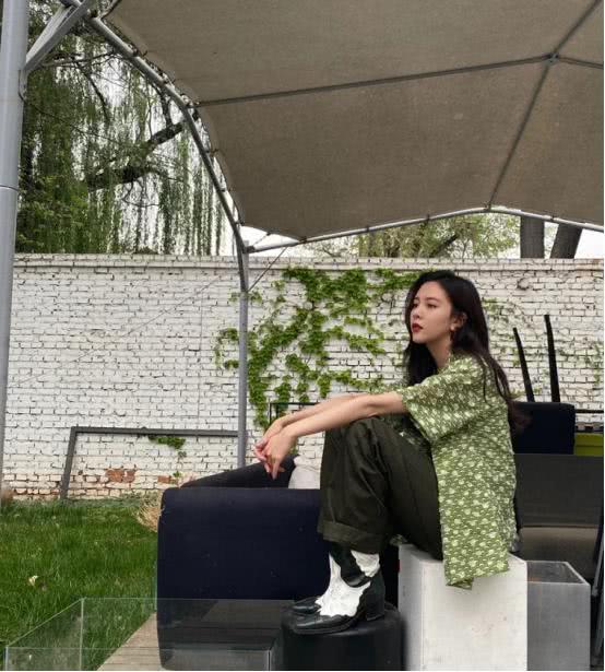 宋妍霏衬衫搭配“爸爸裤”,复古造型好随性