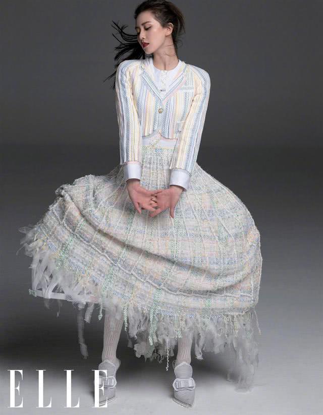 刘诗诗重塑黑长直发造型,静雅沉稳不失活泼散发幸福气息