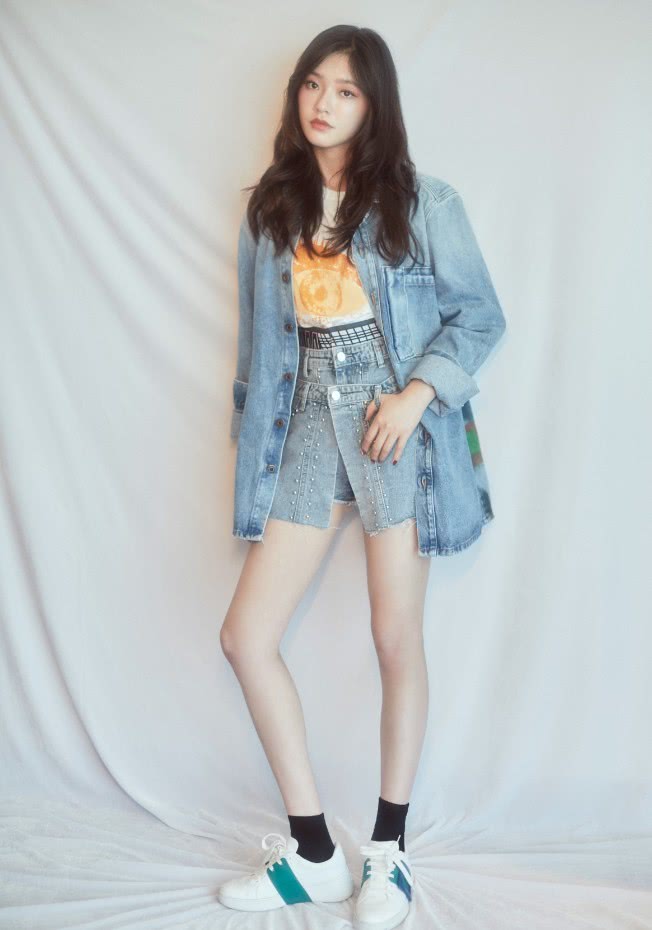 林允穿西装都能塞进裤子里,腰有多细都不知道