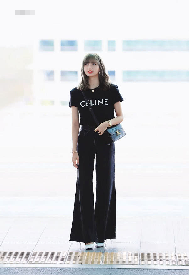 LISA“内衣外穿”引热议,看到她转身那刻:这身材太完美