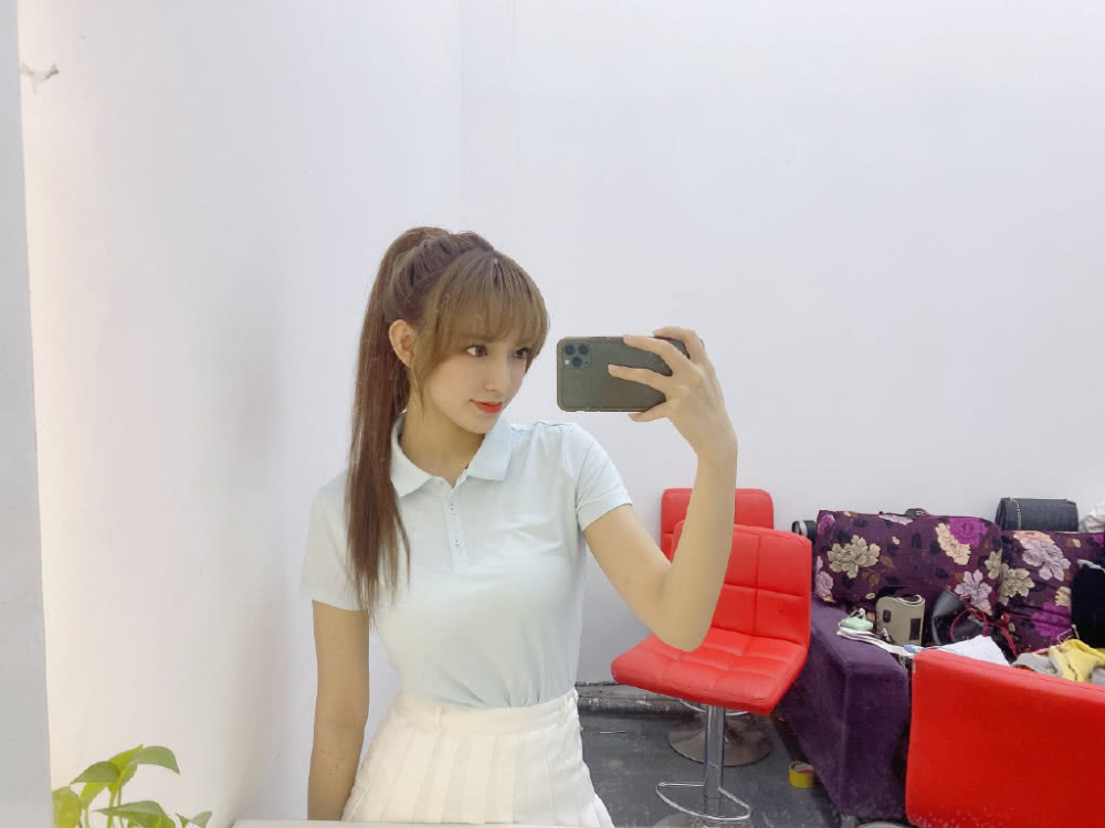 宇宙少女程潇穿蓝色POLO衫配百褶裙,绑高马尾清爽利落
