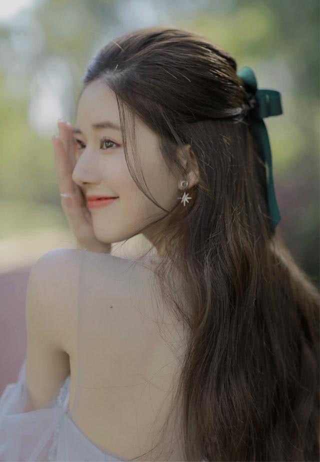 如何搭配清新优雅不做作？笑容配钻石，赵露思甜度爆表