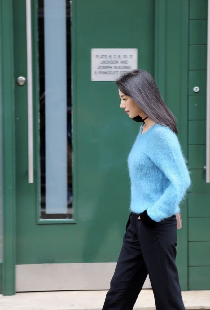 高圆圆穿黑色抹胸纱裙大秀性感,长裙遮住粗腿尽显女神范