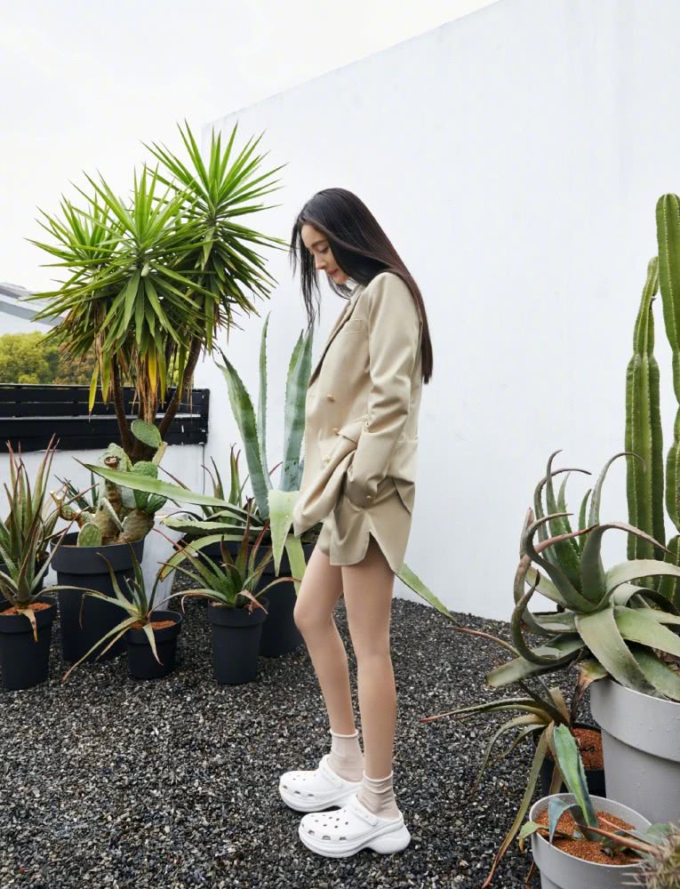 杨幂穿短裤西装配老爹洞洞鞋,这气场太强大了