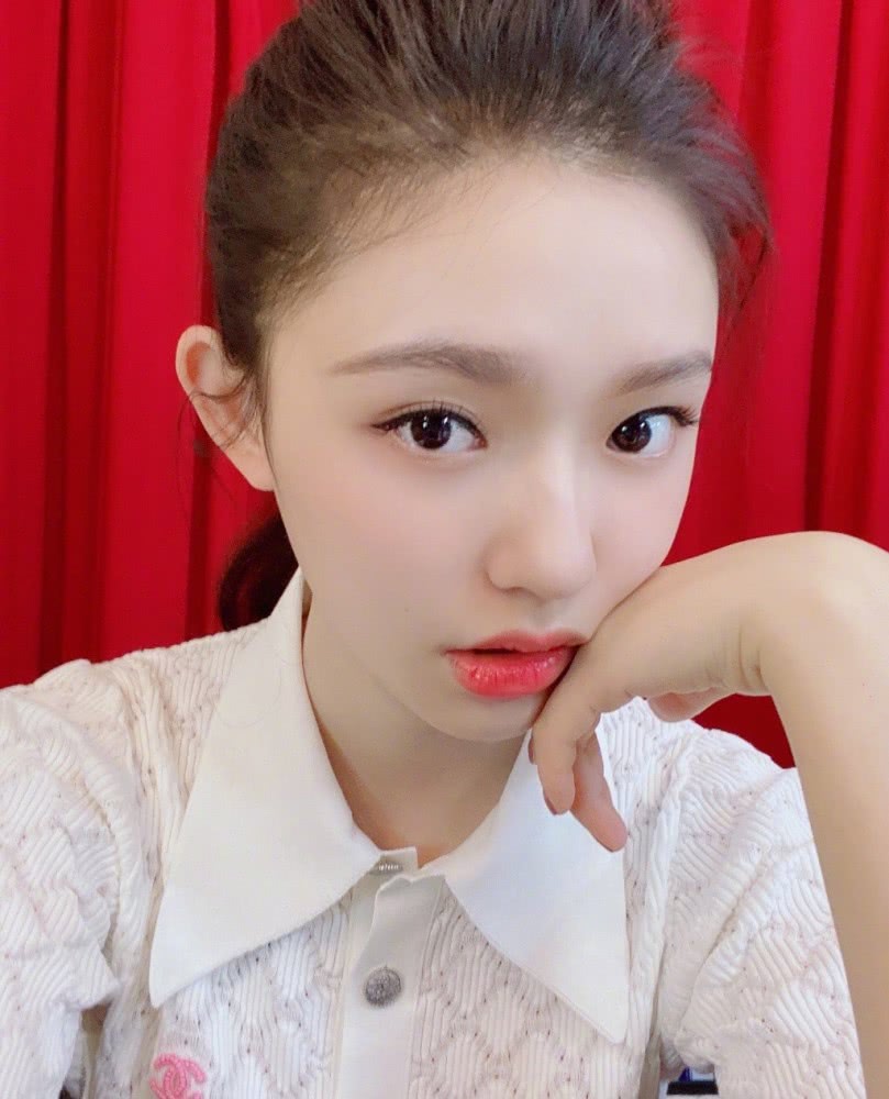 林允自拍照穿菱格竖纹短袖出镜，皮肤简直要嫩出水了