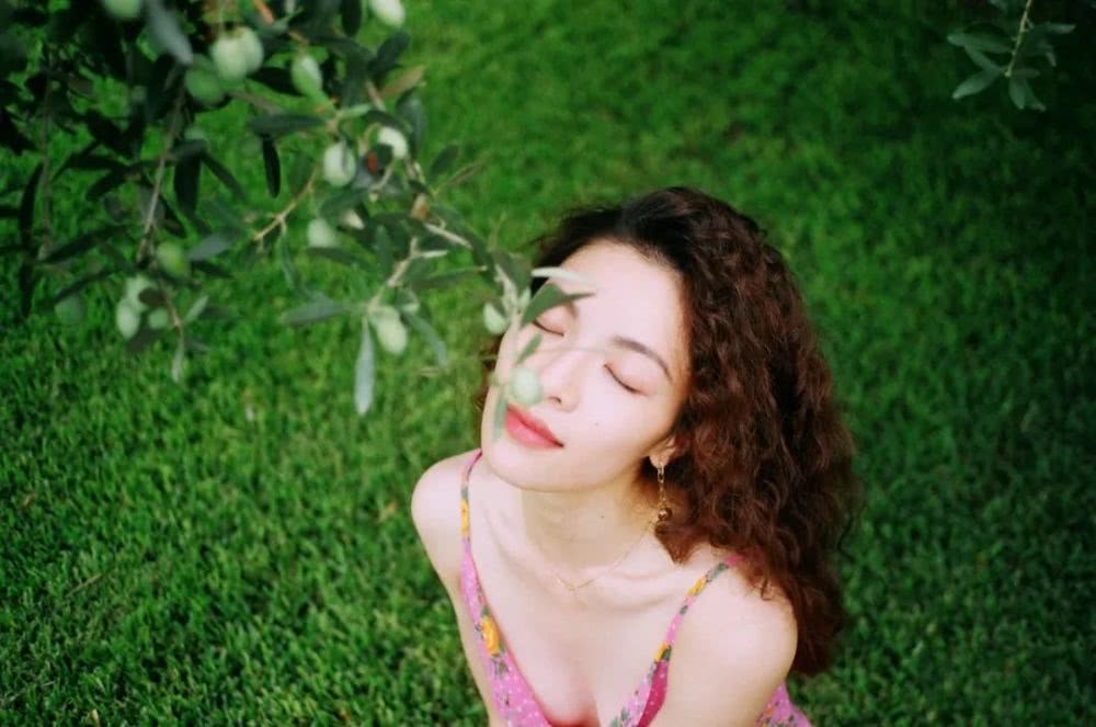 喜欢复古风的女生，不妨烫个羊毛卷