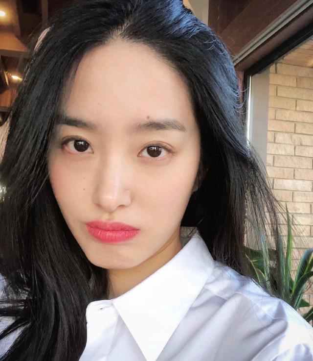 杨采钰的富商结婚后整个人都变“贵”了，白衬衫穿出了贵妇气质