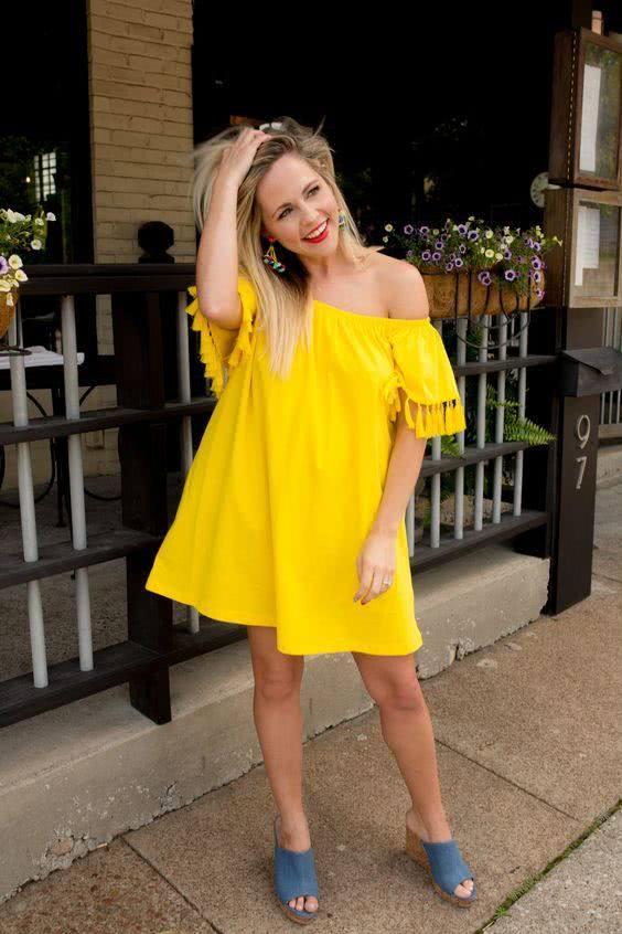 2020春天告别沉闷,试试明星们的淡黄色长裙,显白又时髦