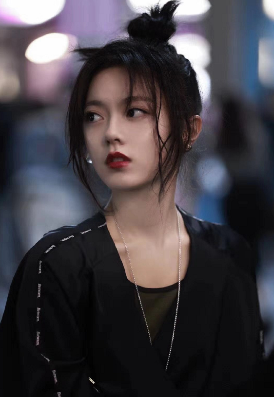 赵今麦轻熟浓妆化身红唇御姐,可塑性太可以了
