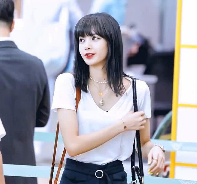 “人间芭比”LISA时尚穿搭合集，果然是百变女神