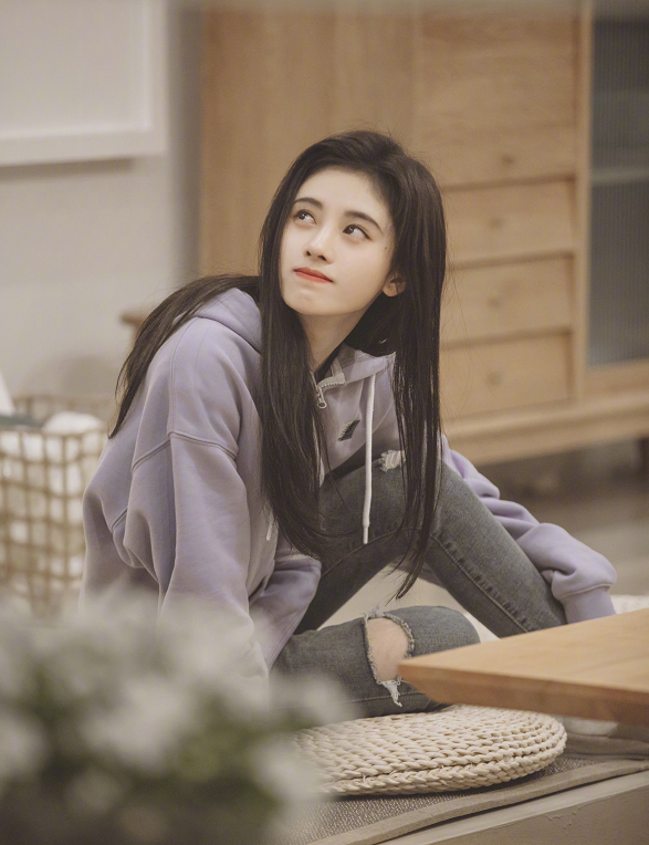 鞠婧祎穿香芋紫拉链卫衣录制综艺温柔又清新,满屏少女感!