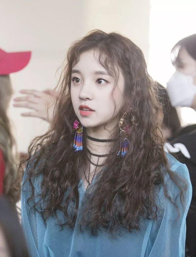 喜欢复古风的女生，不妨烫个羊毛卷