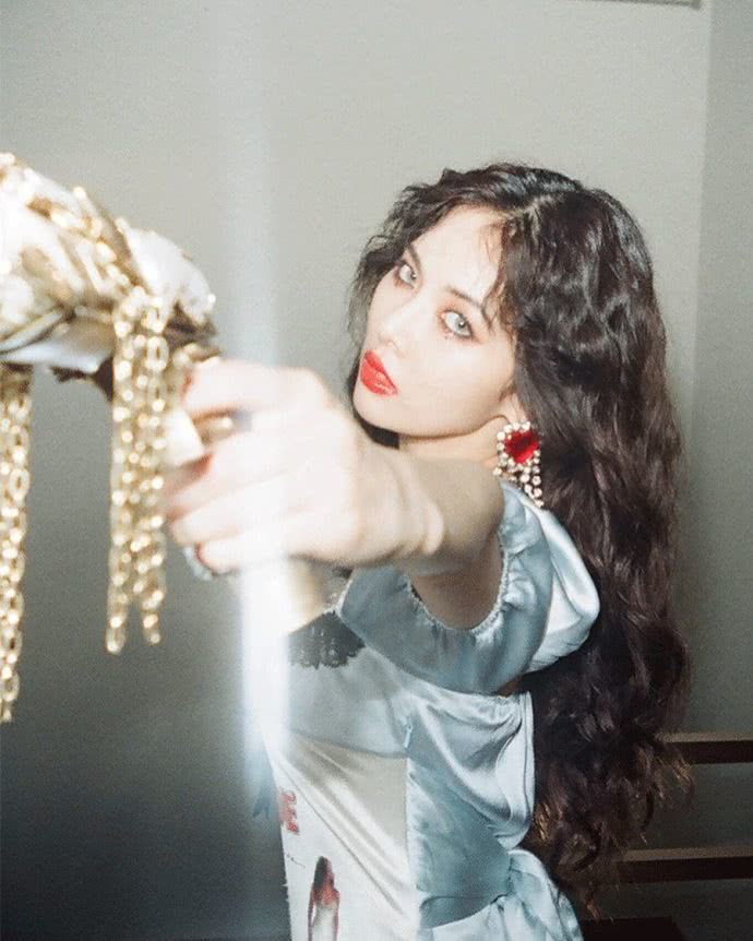 喜欢复古风的女生，不妨烫个羊毛卷