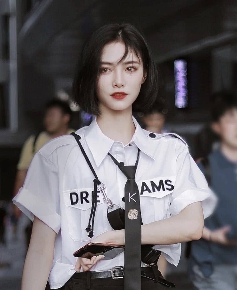 超A绝美舞担许佳琪,台上台下判若两人,短发可盐可甜还能御姐