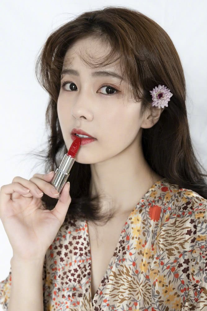 白鹿穿碎花装配锁骨发拍时尚写真，复古甜美