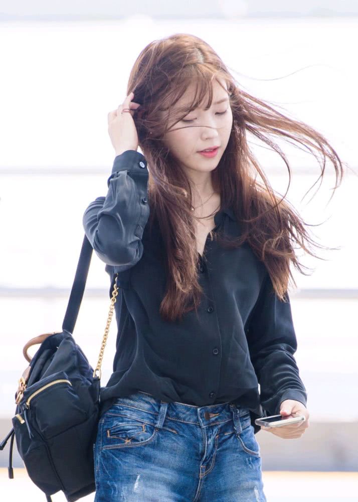 李知恩身穿黑色衬衫配蓝色牛仔热裤,轻松秀出甜美好身材