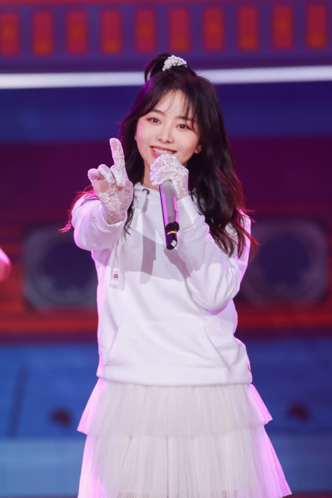 谭松韵穿衣轻纱裙绑个小辫子,看起来只有18岁