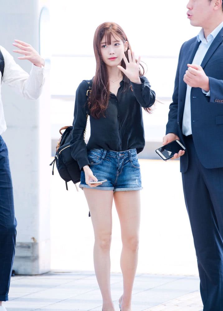 李知恩身穿黑色衬衫配蓝色牛仔热裤,轻松秀出甜美好身材