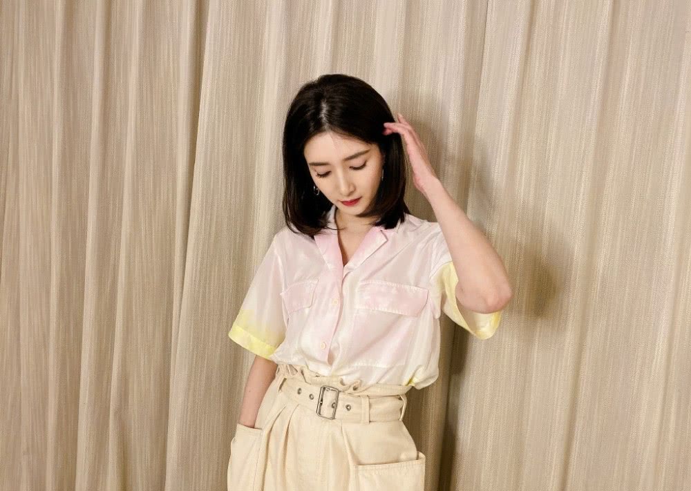 江疏影晒私服照,穿浅粉色衬衫短袖配工装裤,大长腿帅气满分