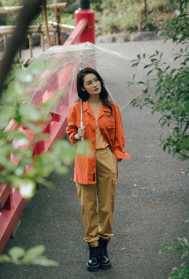 夏天学李沁格纹长裙配蓝色西装，清爽减龄又有少女感