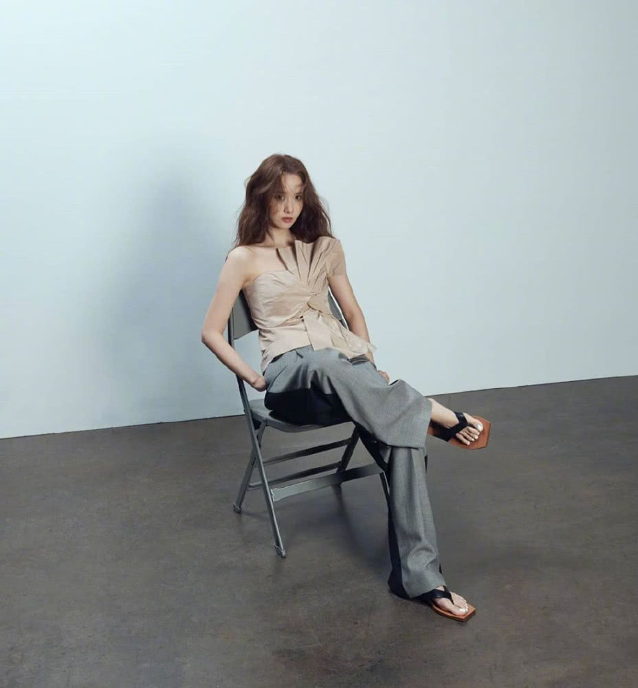 林允儿穿V领粗花呢裙配毛毡帽,满满的高级感