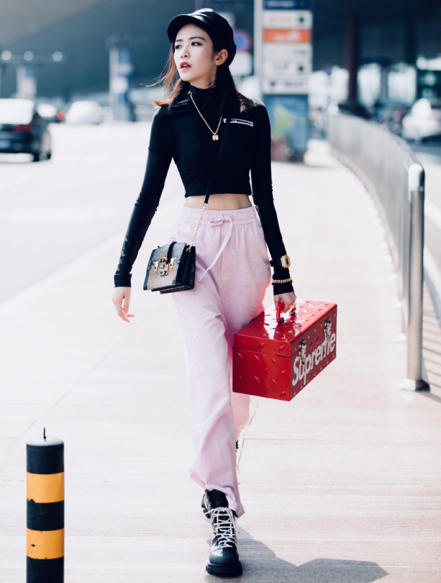 《庆余年》女帝脱下龙袍长啥样？穿炫腹装配芭比粉裤又美又飒