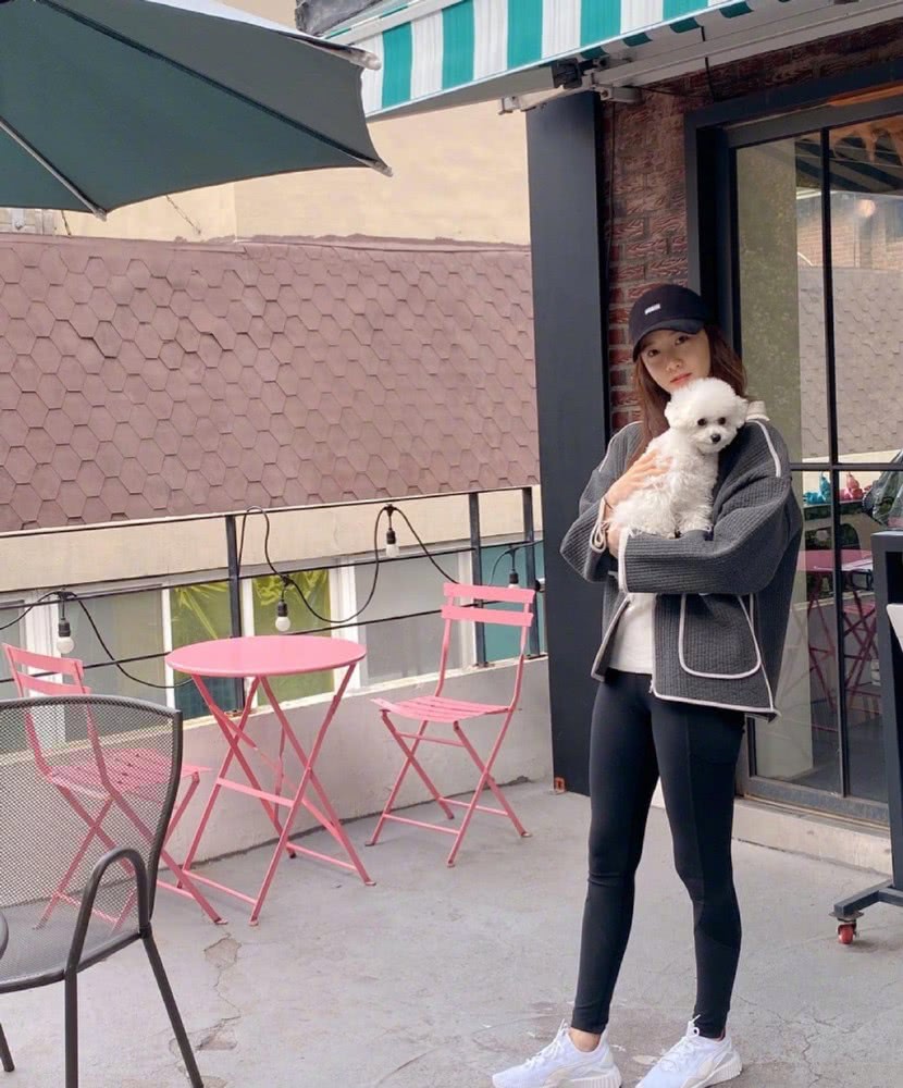 林允儿穿V领粗花呢裙配毛毡帽,满满的高级感