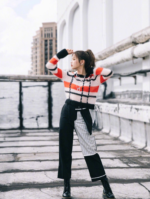 杨超越不愧是仙女本尊，毛衣搭短裙温柔甜美