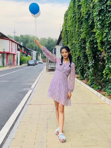 杨超越衣品逆袭，穿21650元碎花裙意外凹出高级感！