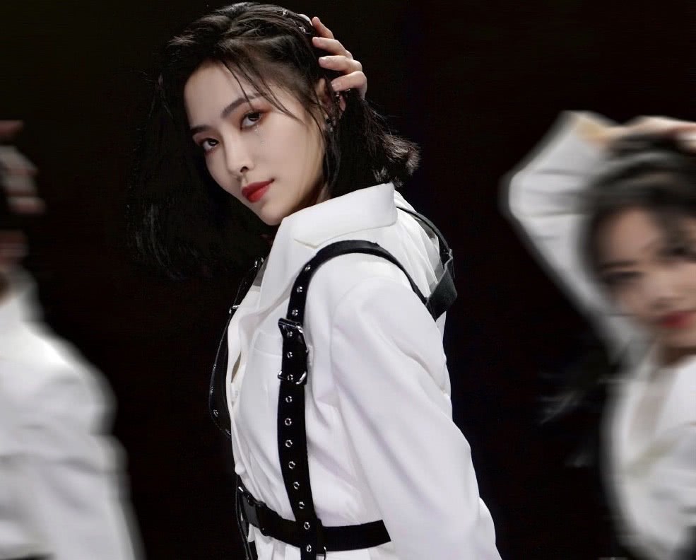 超A绝美舞担许佳琪,台上台下判若两人,短发可盐可甜还能御姐