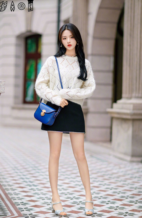 杨超越不愧是仙女本尊，毛衣搭短裙温柔甜美