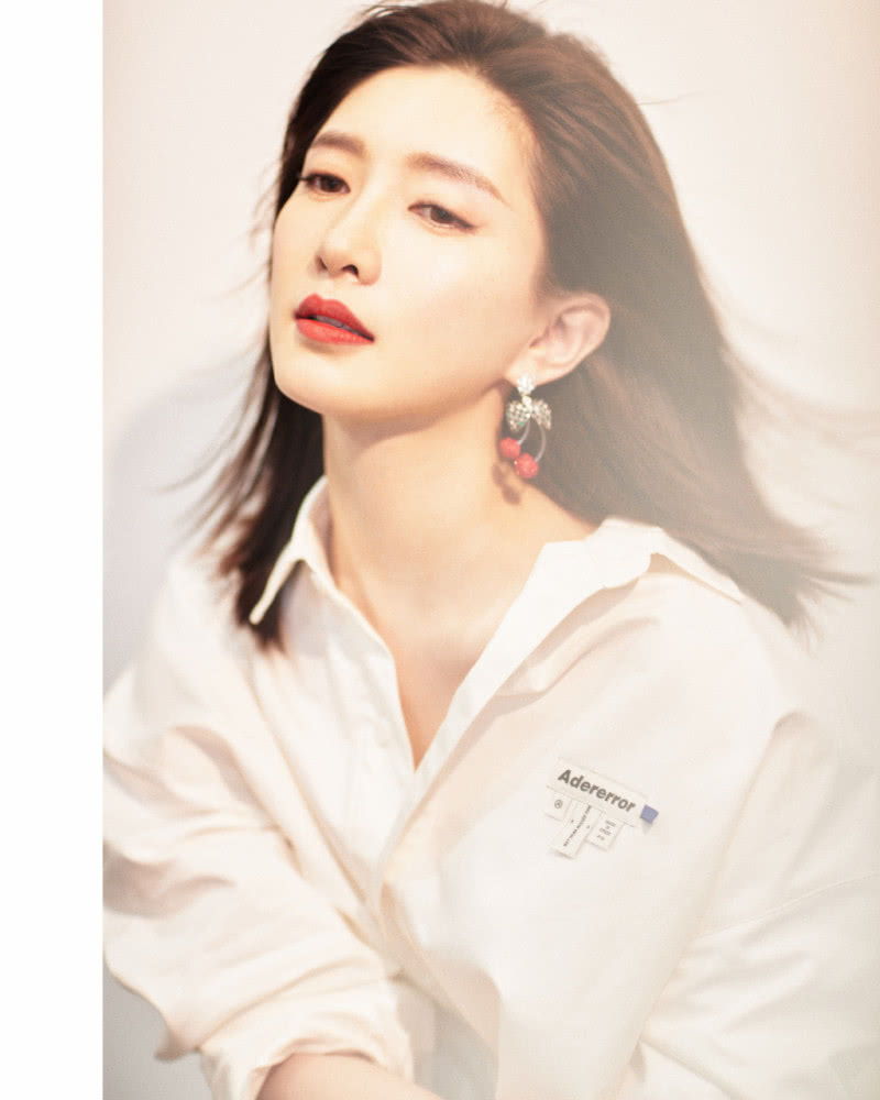 江疏影穿现代装满屏少女感,耳环真加分