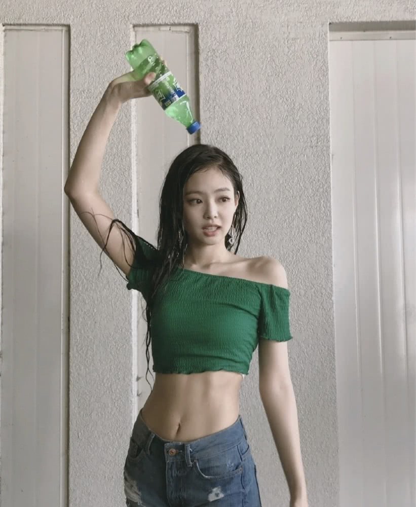 JENNIE疯狂营业更新多套穿搭,从甜美风到摇滚风,不愧是百变女孩