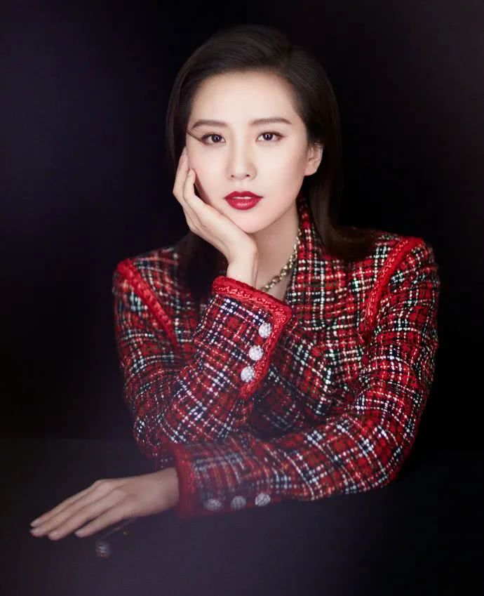 有种“变脸”叫刘诗诗化浓妆,红唇配烟熏妆五官真是绝美