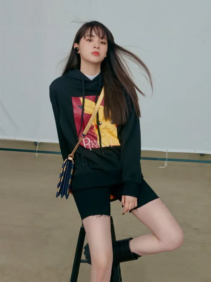 20岁女孩穿衣服多穿这种“动漫衣”，超减龄