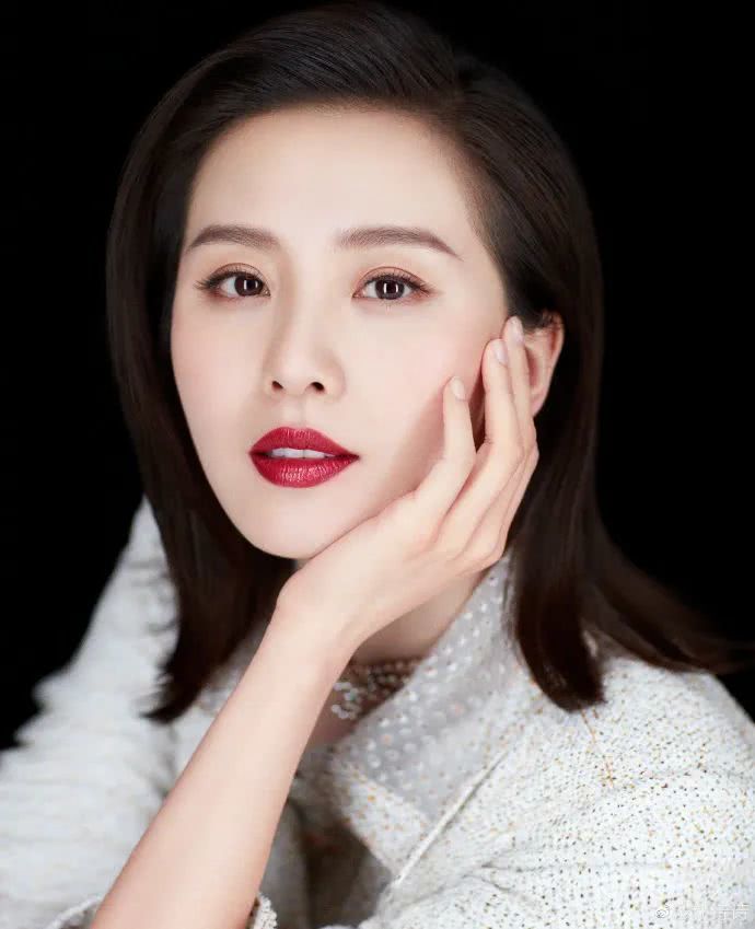 有种“变脸”叫刘诗诗化浓妆,红唇配烟熏妆五官真是绝美