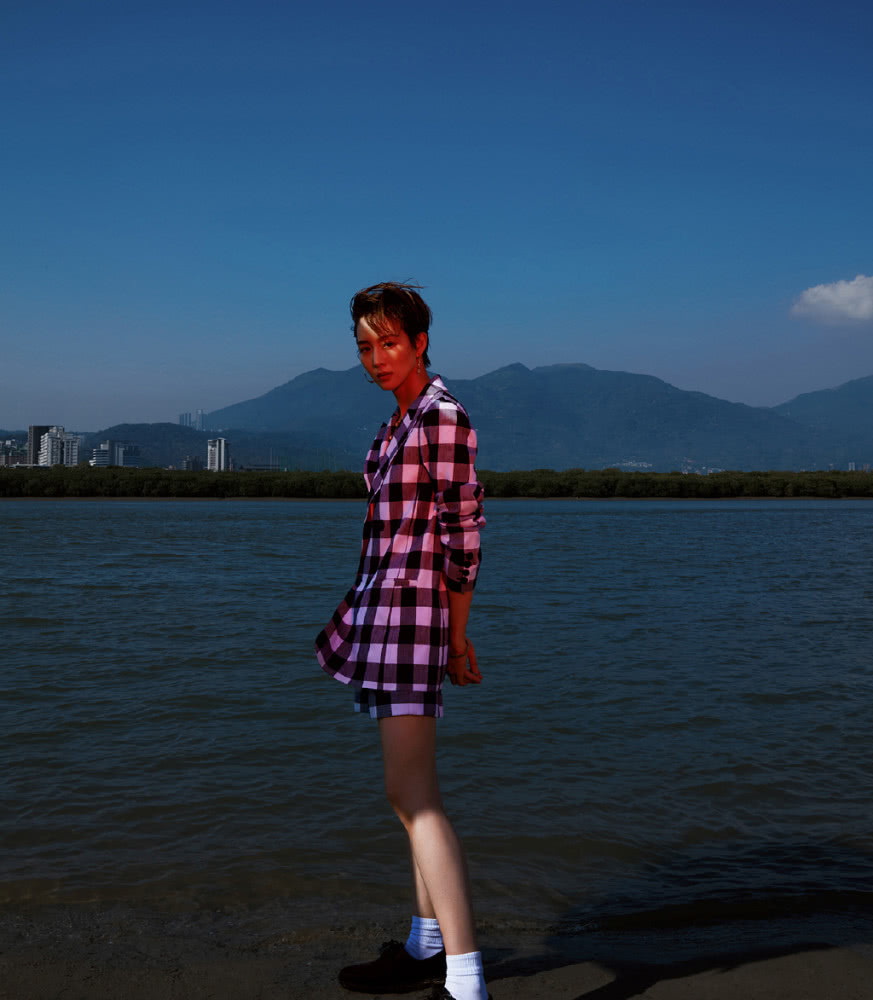 张钧甯短发太惊艳，配格子外套站海边，帅气得像换了个人
