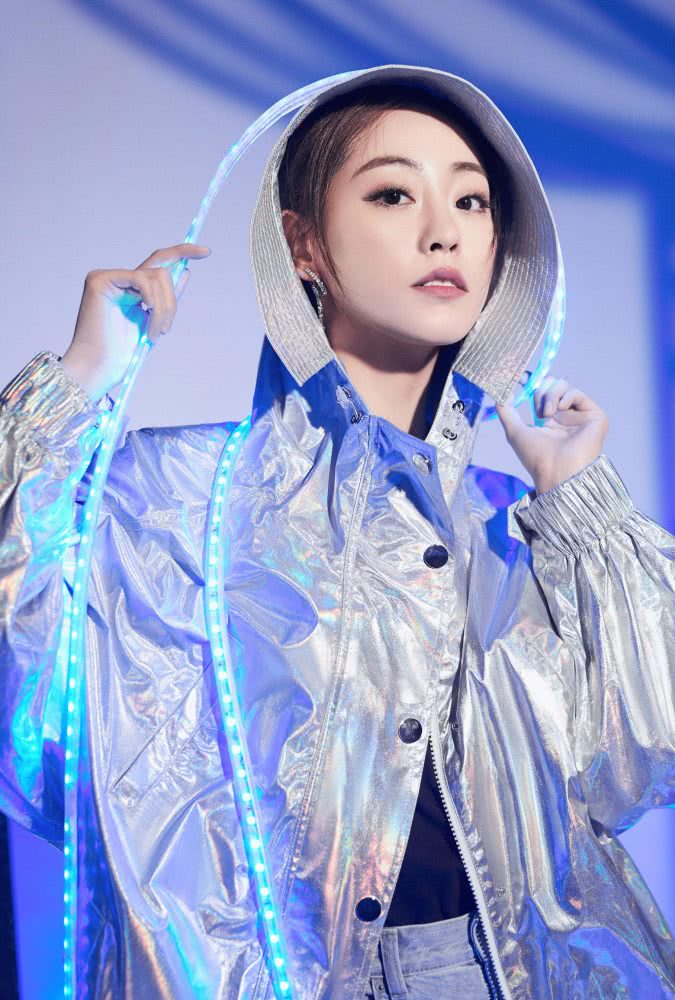 祝绪丹穿黑色裹胸秀美肌,配男友风西装性感又霸气