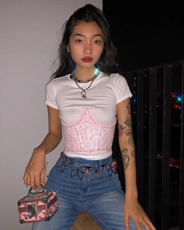 越南时尚博主凭借身材和穿搭圈粉,却被说是土味时尚?