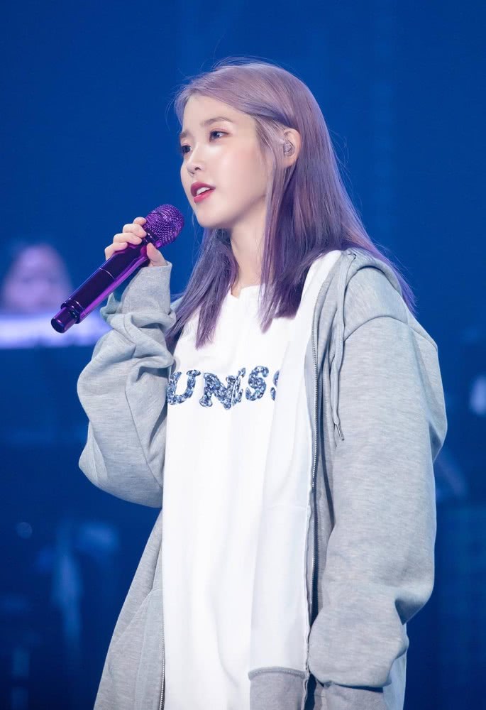 IU李知恩舞台SOLO,一身浅色穿搭气质甜美动人