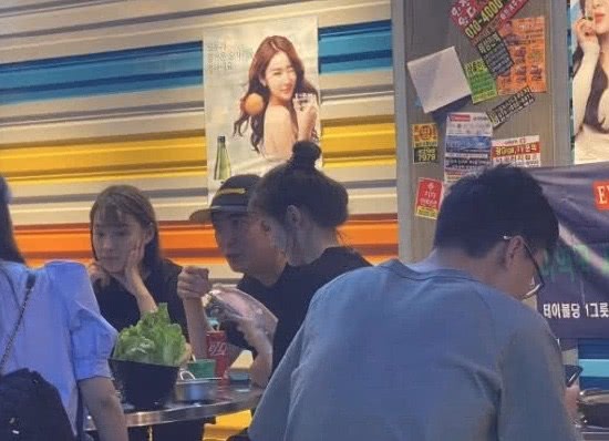 王思聪带新网红女友出街吃饭，亲密举动完全是热恋