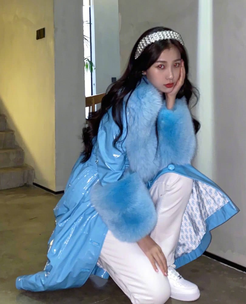 小作精虞书欣穿的“液体衣”火了，油亮亮的像要滴下来，潮爆了