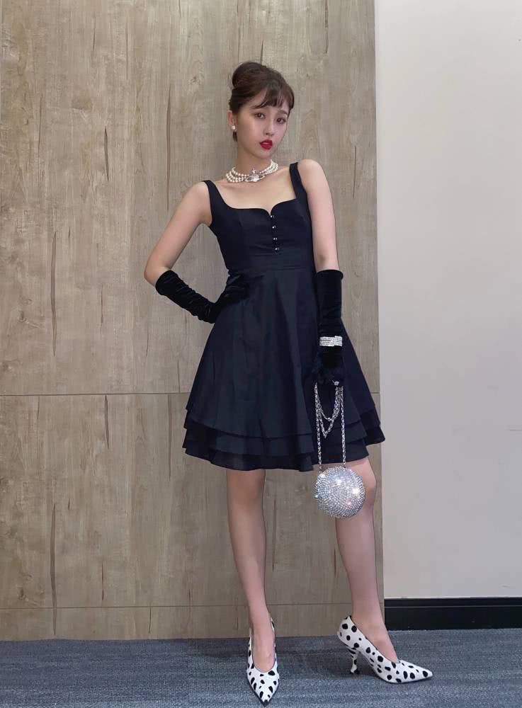 小作精虞书欣穿的“液体衣”火了，油亮亮的像要滴下来，潮爆了