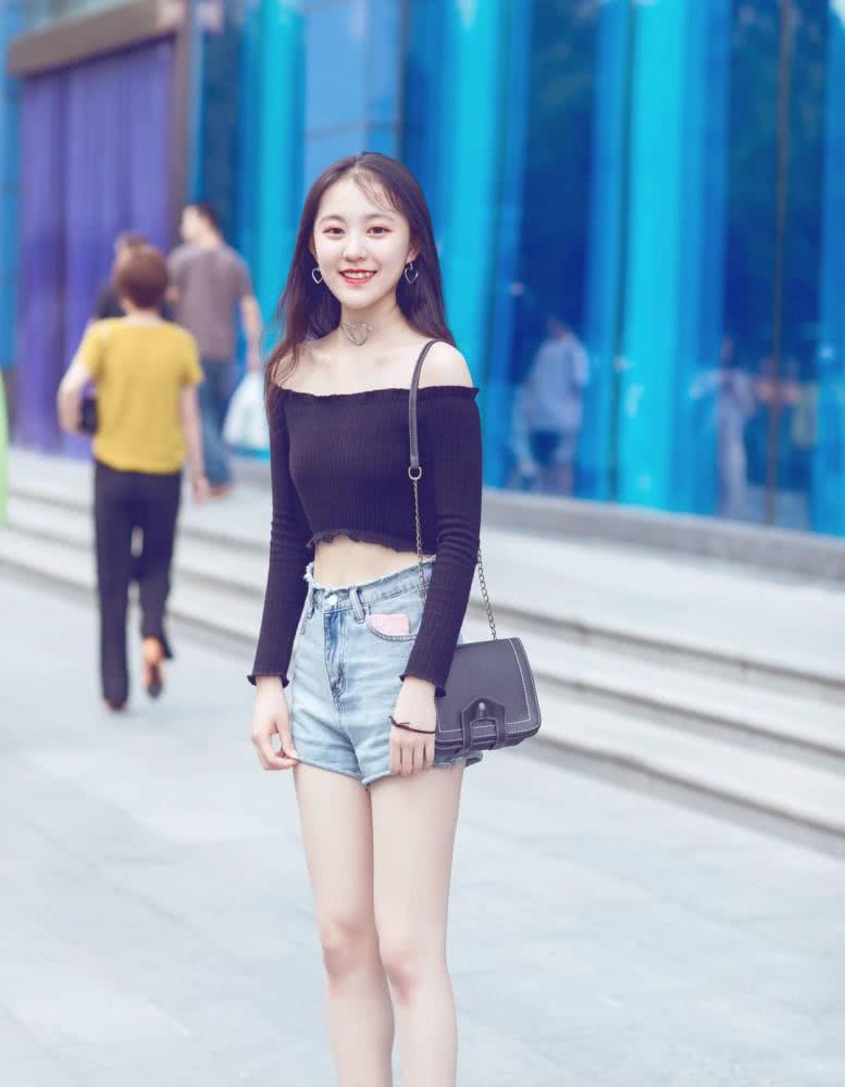 夏天穿短款小上衣性感又甜美,简单搭配你就是女神