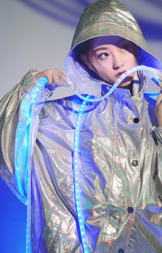 祝绪丹穿黑色裹胸秀美肌,配男友风西装性感又霸气