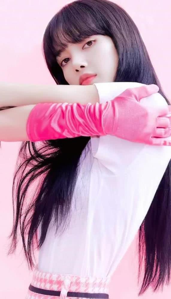 穿搭走性感路线的LISA，真的是“腰精”本人！